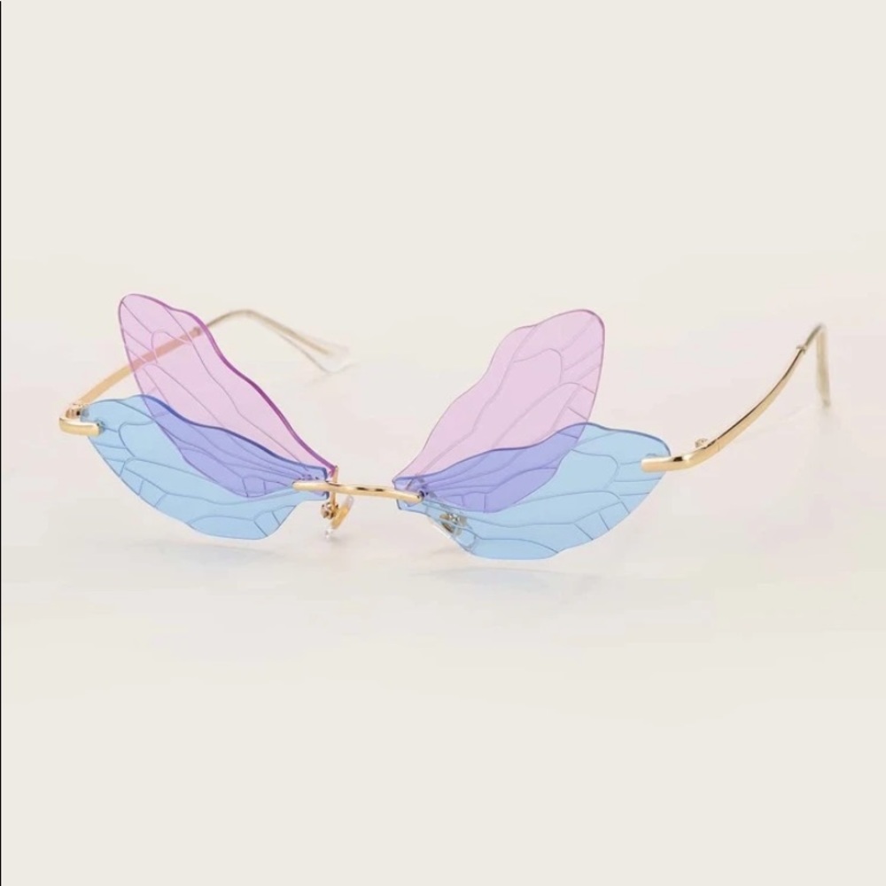 Butterfly Sunglasses with a coordinating pouch - Picture 2 of 7